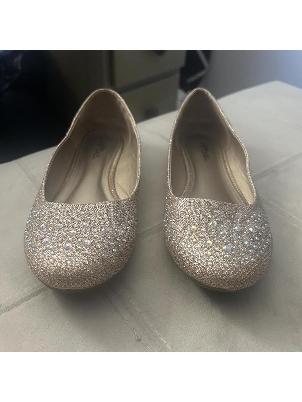 Hot Cakes Silver glitter flats with rhinestone embellishments size 9W